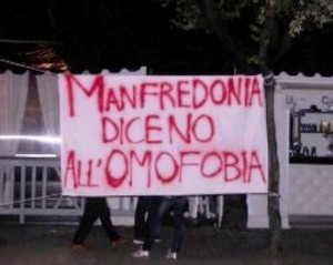 Striscione di protesta e solidarietà in v.le A.Moro (St)