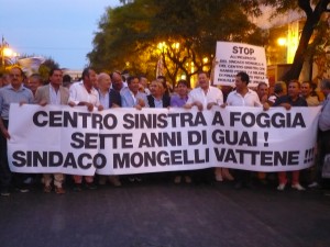 Corteo contro giunta Mongelli: il banner retto dai 15 consiglieri di minoranza 