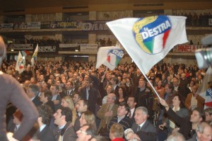 folla-e-bandiere-la-destra1