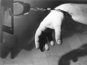 carcere_manette_390