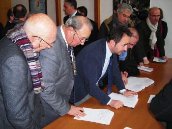 Gennaio 2010, l'ex assessore all'urbanistica F. La Torre con la delegazione di Manfredonia firma il PIRP (ST)