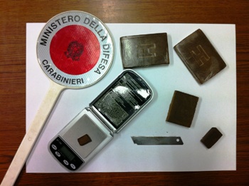 La droga e il materiale sequestrato dai carabinieri del Nor di Manfredonia (ST)