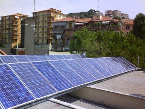 Impianti fotovoltaici installati su edifici scolastici (archivio)