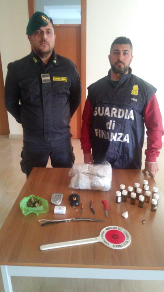 I militari del Comando Provinciale della Guardia di Finanza di Foggia hanno tratto in arresto uno spacciatore di nazionalità italiana trovato in possesso di marijuana, hashish, cocaina e metadone.