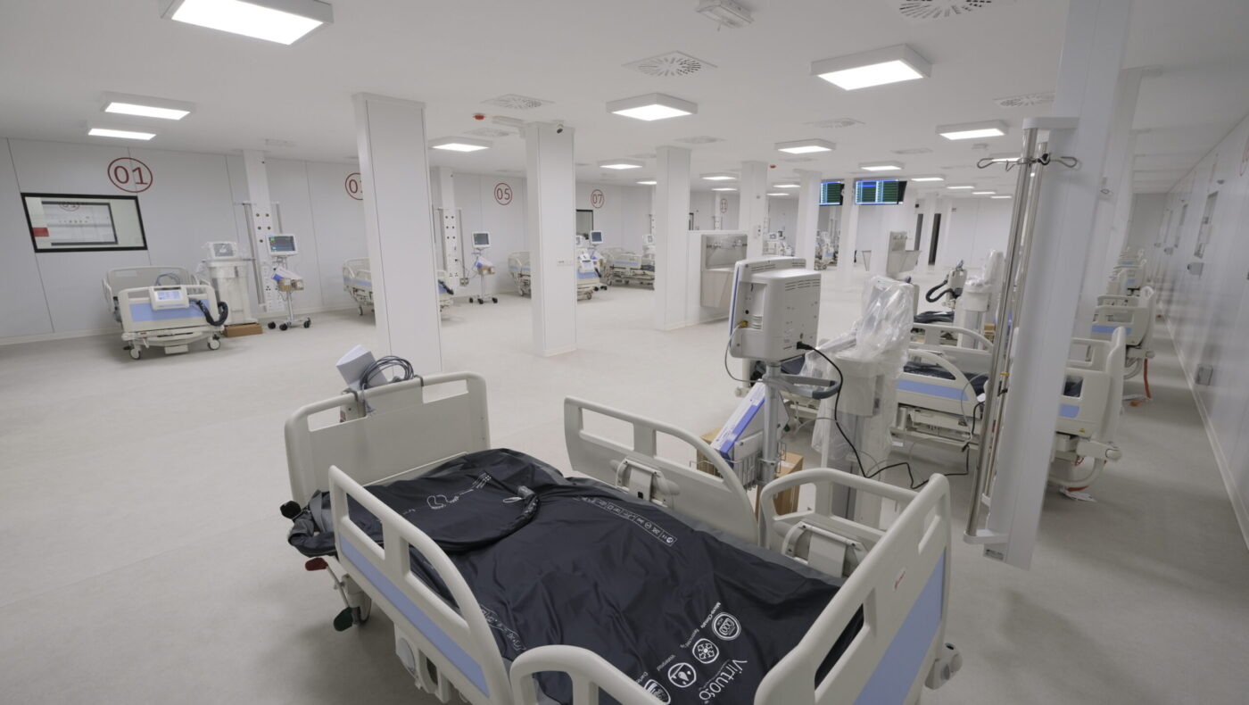 Nuovo sopralluogo questa mattina sul cantiere dell’ospedale covid nella Fiera del Levante di Bari. Con il presidente della Regione Puglia, Michele Emiliano, anche l’assessore regionale alla Sanità, Pier Luigi Lopalco, il dirigente della Protezione civile regionale, Mario Lerario e il commissario straordinario del Policlinico di Bari, Vitangelo Dattoli.