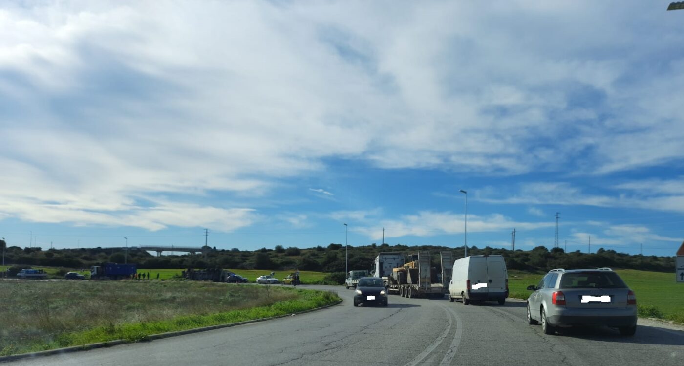 (STATOQUOTIDIANO, ore 14.40). Manfredonia, 28 gennaio 2021. Incidente stradale sulla Strada Statale 89 Garganica, uscita Siponto.