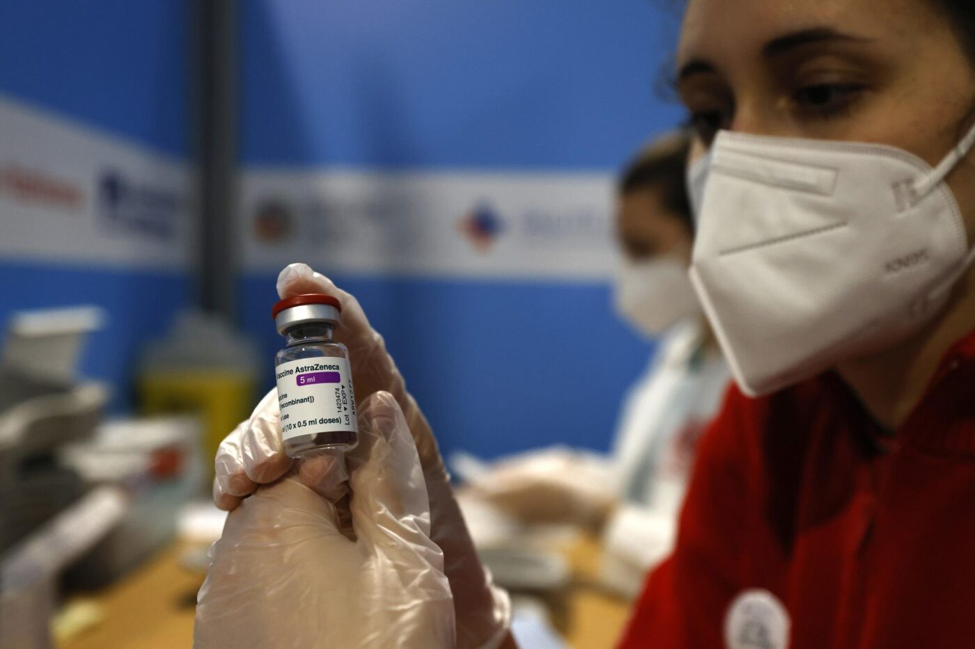 Foggia, 16,03/2021 -(italiasalute) Alcune morti sospette sono alla base della decisione dei vari paesi europei di fermare la campagna vaccinale con AstraZeneca. In Italia, sono almeno 2 i casi di trombosi messi in relazione all’assunzione del vaccino pochi giorni prima dell’evento che ha portato al decesso dei pazienti, in entrambi i casi giovani uomini apparentemente sani.