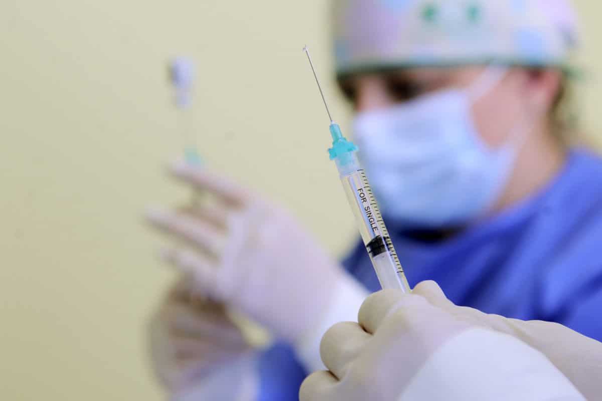 Covid, infarto 2 mesi dopo il vaccino: paziente pugliese chiede risarcimento all'ASL
