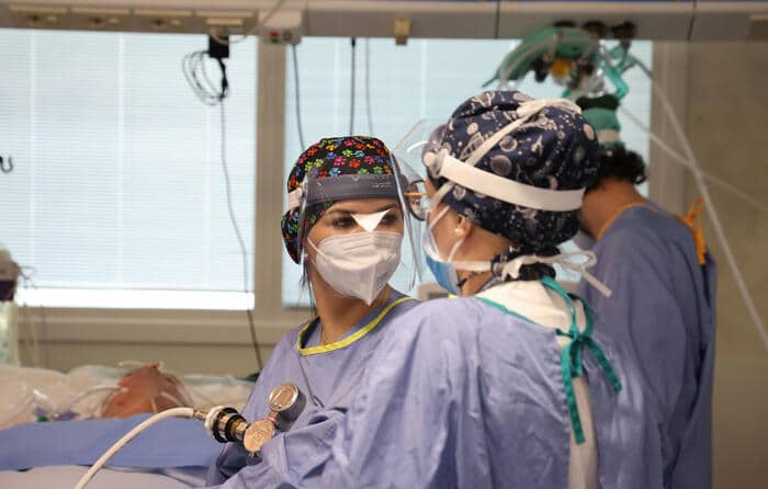 Un'immagine del reparto di terapia intensiva all'ospedale Poliambulanza di Brescia, reparto Covid, 25 gennaio 2022. ANSA/FILIPPO VENEZIA
