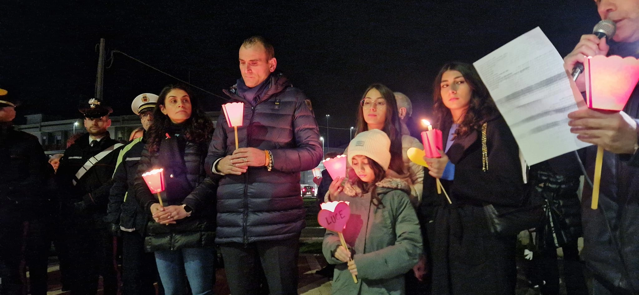Nel primo anniversario dalla tragica morte di Giovanna Frino, il Comune di Apricena Assessorato alle Politiche Sociali Dott.ssa Ada Soccio, in collaborazione con le Associazioni e le Parrocchie della Città, ha organizzato una fiaccolata in sua memoria questa sera, 6 dicembre, dalle ore 19:00. "E' un momento per sentirci uniti come comunità per Giovanna, una donna e una madre di cui è ancora vivo il ricordo tra quanti l’hanno conosciuta". Il corteo è partito da Corso Gen. Torelli, con la partecipazione delle figlie e delle colleghe di Giovanna, ed è stato intervallato da due momenti di preghiera, a Piazza Giovanni Paolo II e in Via Saragat nei pressi della panchina dedicata a Giovanna Frino