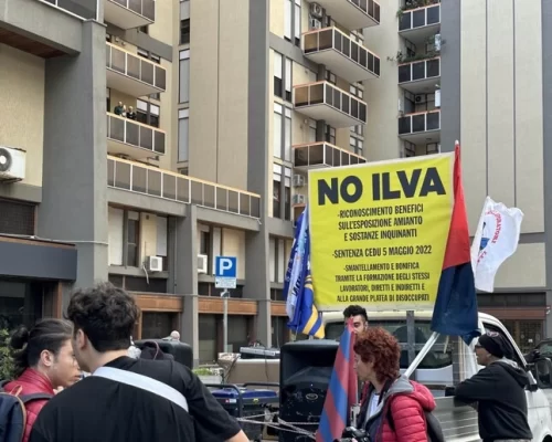 Ex Ilva: cittadini in piazza, 'salvare Taranto, non la fabbrica'