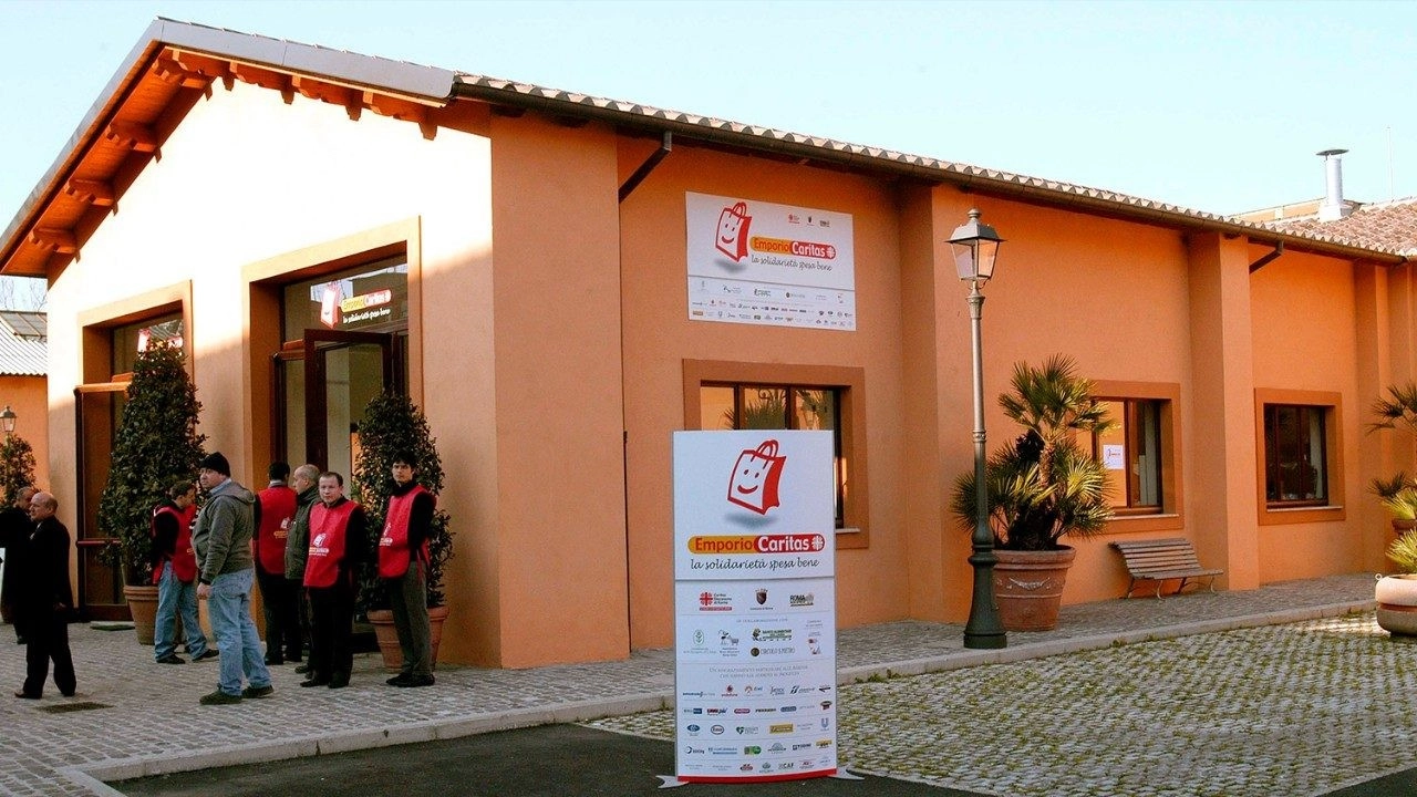 San Severo, l’Esercito dona 200 kg di alimenti alla Caritas per le feste natalizie