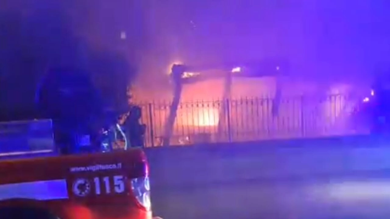 San Severo, incendio nella notte in via Carlo Pisacane: distrutti due veicoli e un gazebo