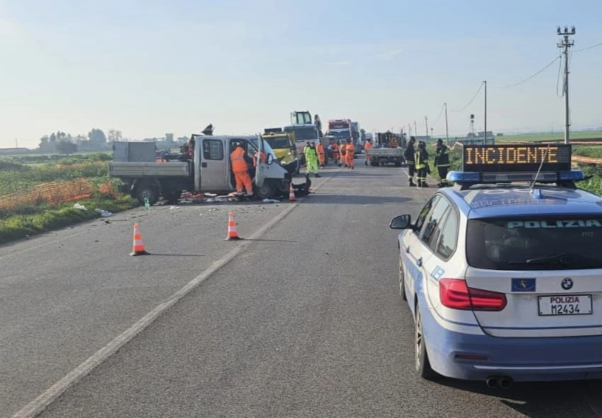 Scontro tra 2 mezzi sulla SS16 tra Foggia e San Severo: strada chiusa, 4 feriti