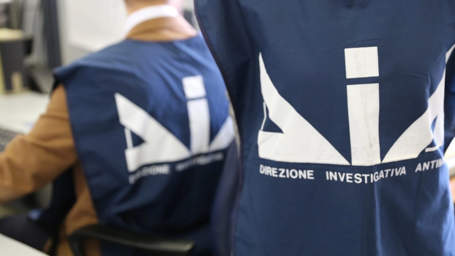 Bari: associazione per lo spaccio di droga e armi, arrestate 13 persone