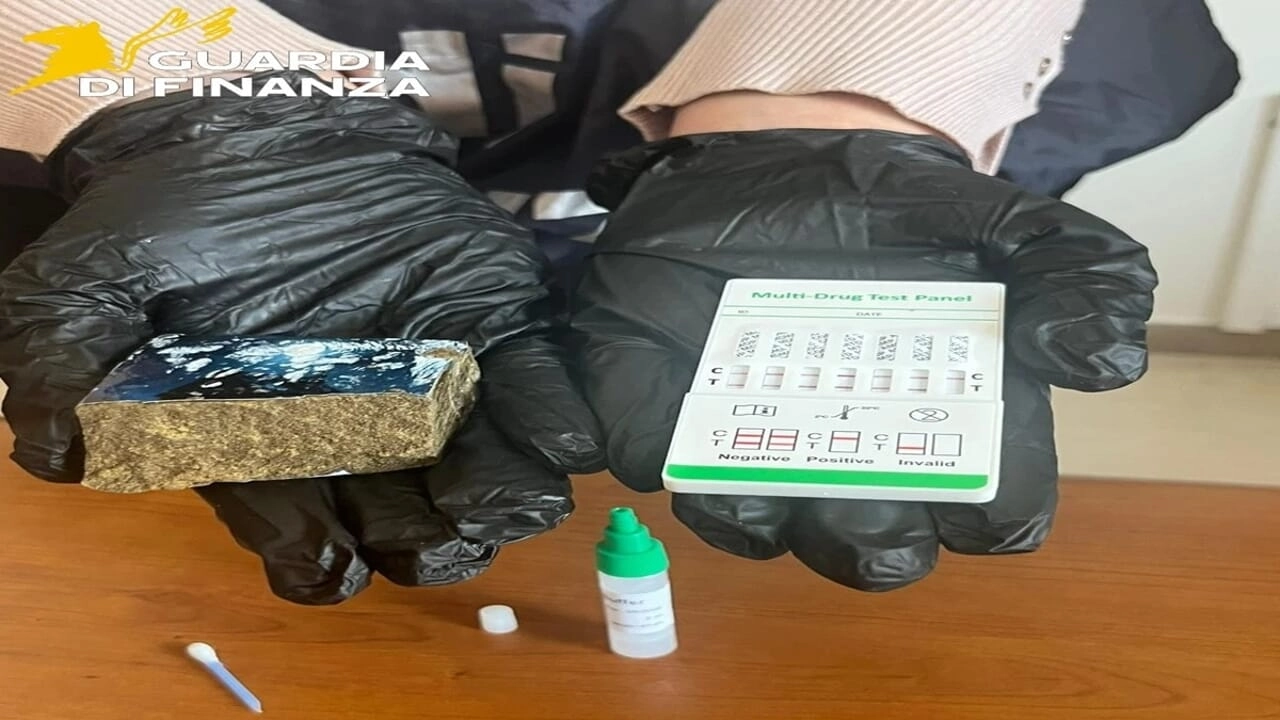 Fuga sulla Statale 16: inseguimento e arresti, sequestrato mezzo chilo di hashish