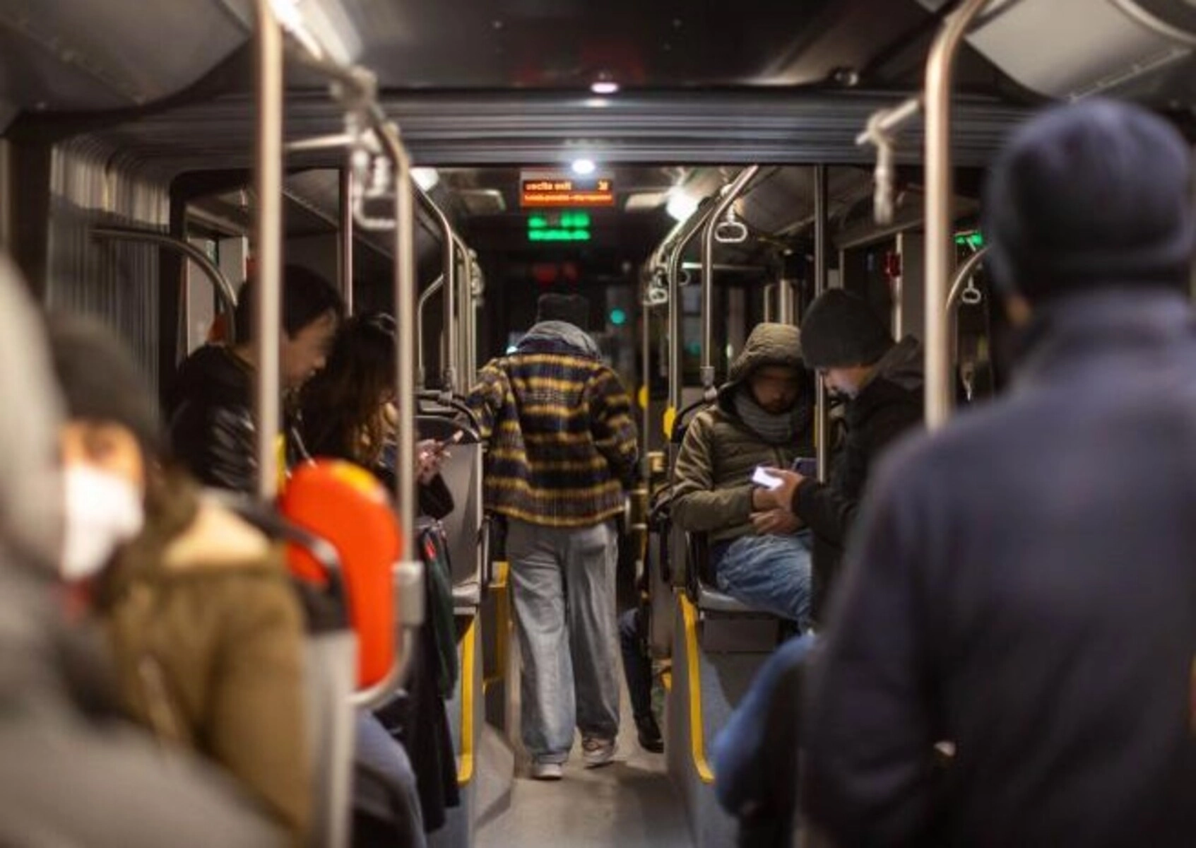 Lite tra il conducente del bus e un passeggero degenera in scazzottata: indaga la Polizia