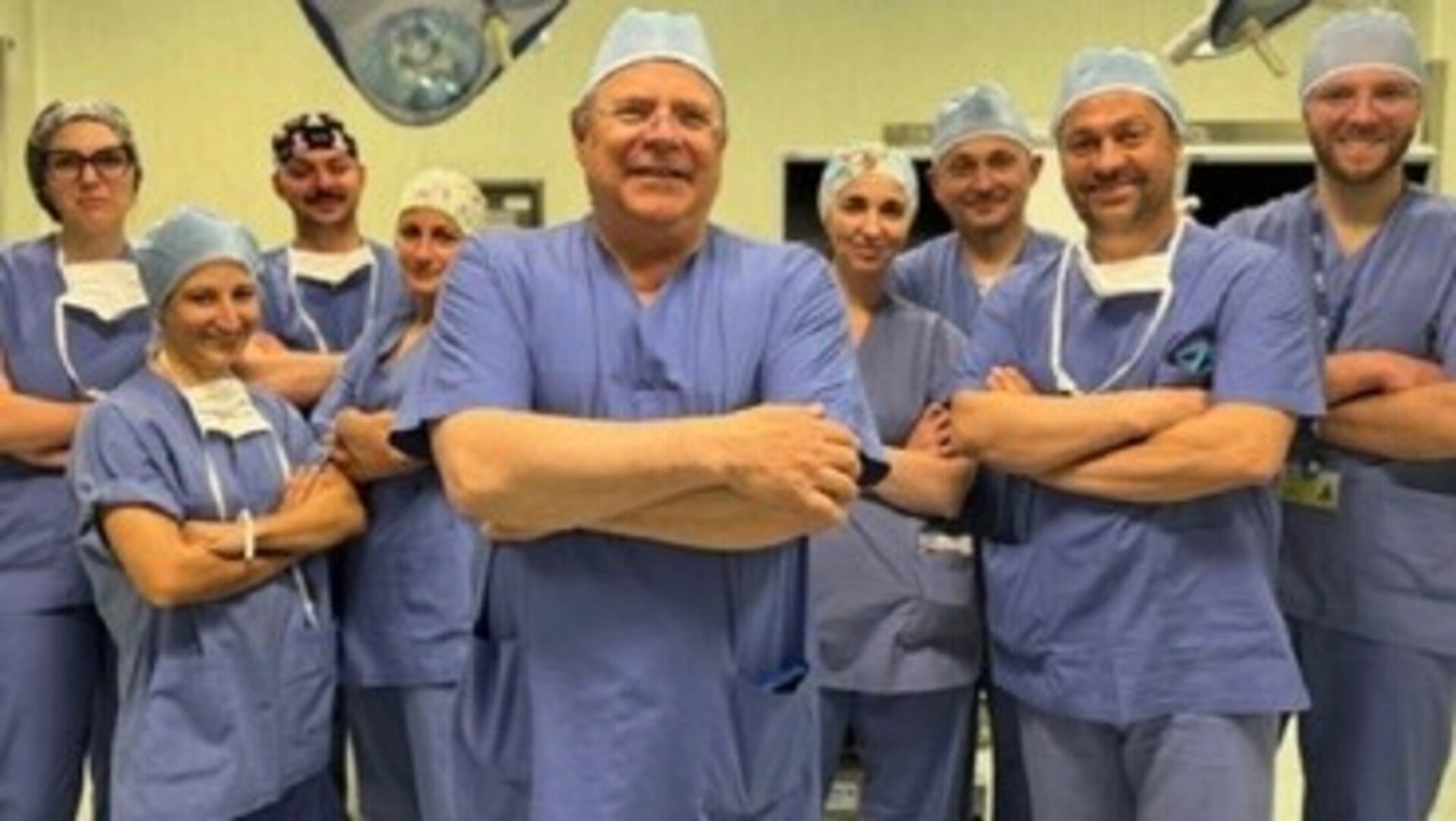 Bimbo di 3 kg e tumore da 30 cm asportati in un unico cesareo: "Non avevo mai visto una massa simile in 40 anni"
