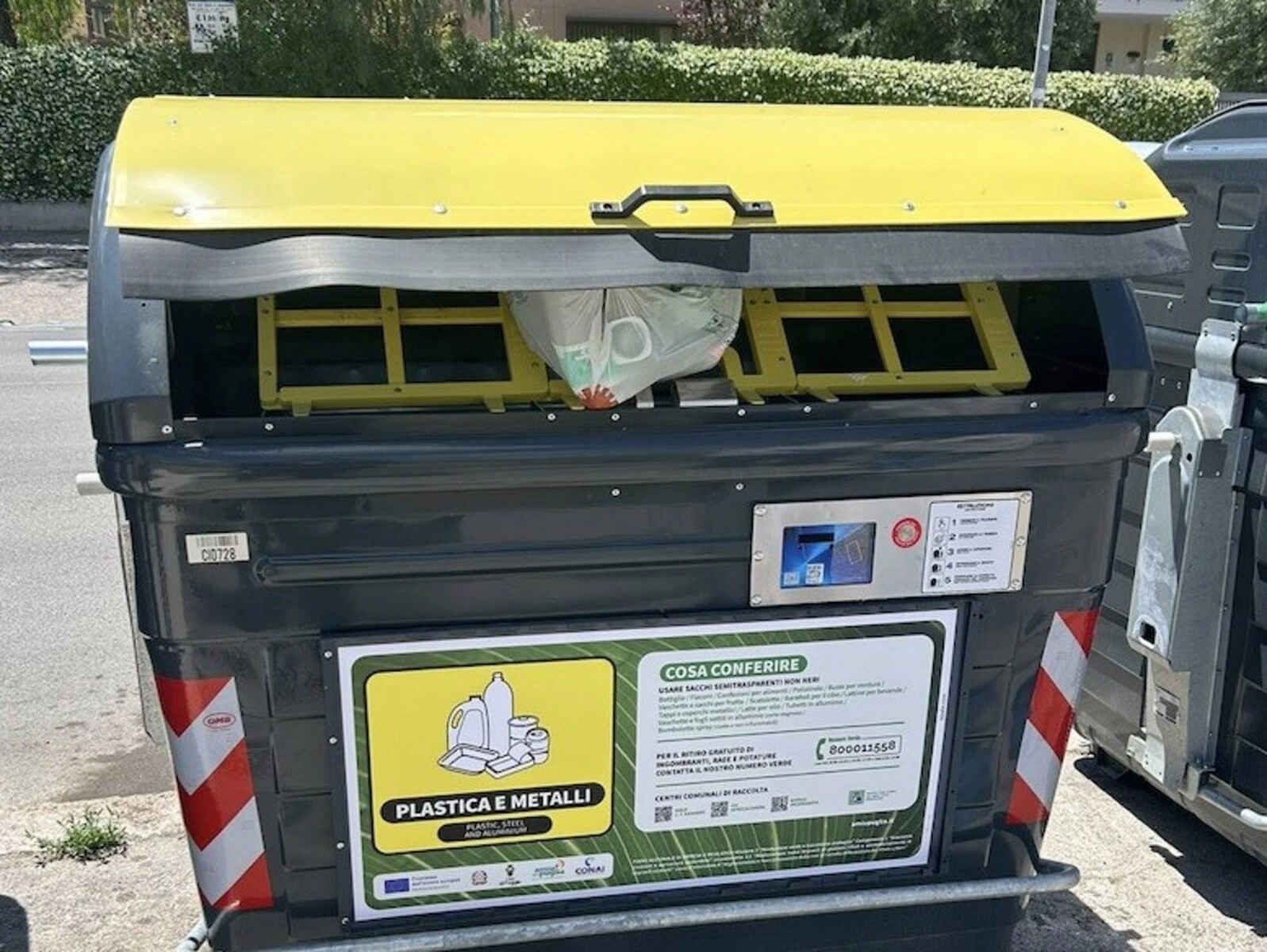 Foggia, caos cassonetti intelligenti: grate troppo strette. Aprile: "Lasceremo una fessura un po’ più ampia"
