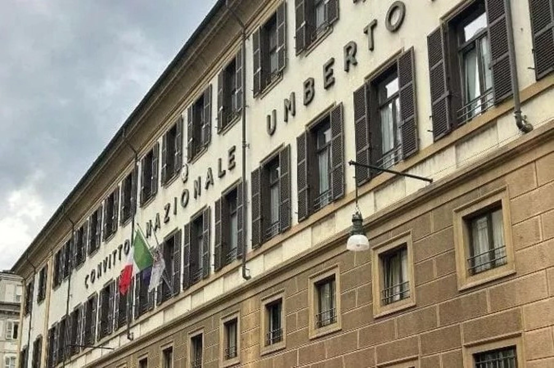 Si lancia dal secondo piano della scuola: professore 35enne muore sul colpo