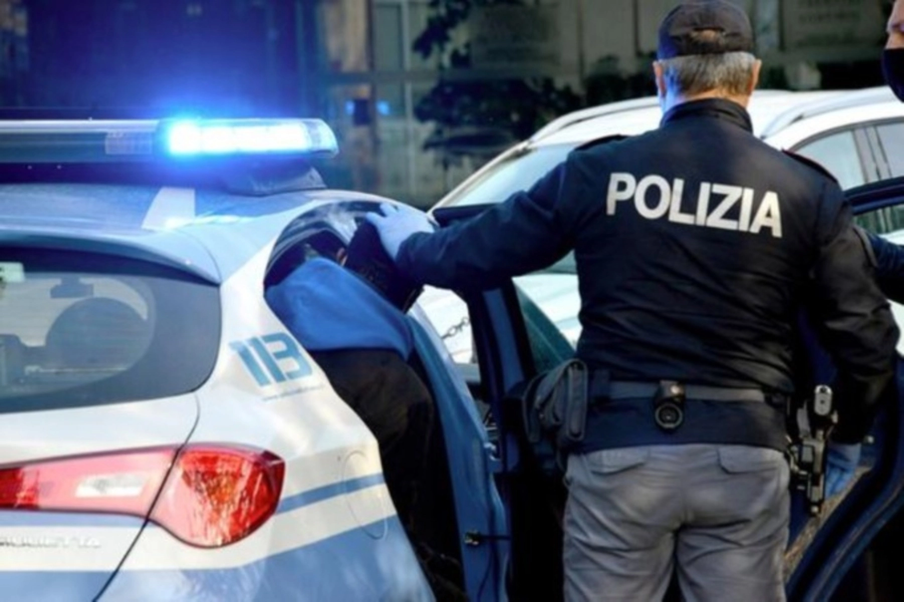 Lucera, aggredisce due poliziotti durante un controllo: arrestato