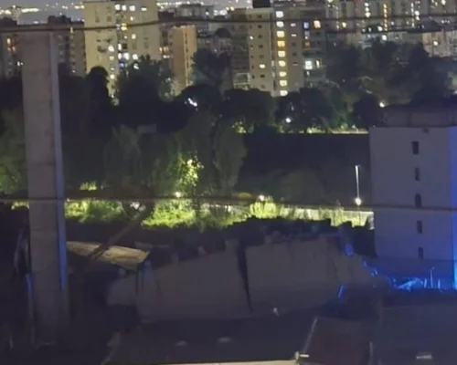 Paura a Scampia, crolla parte della Vela Rossa: evacuato un palazzo di sei piani