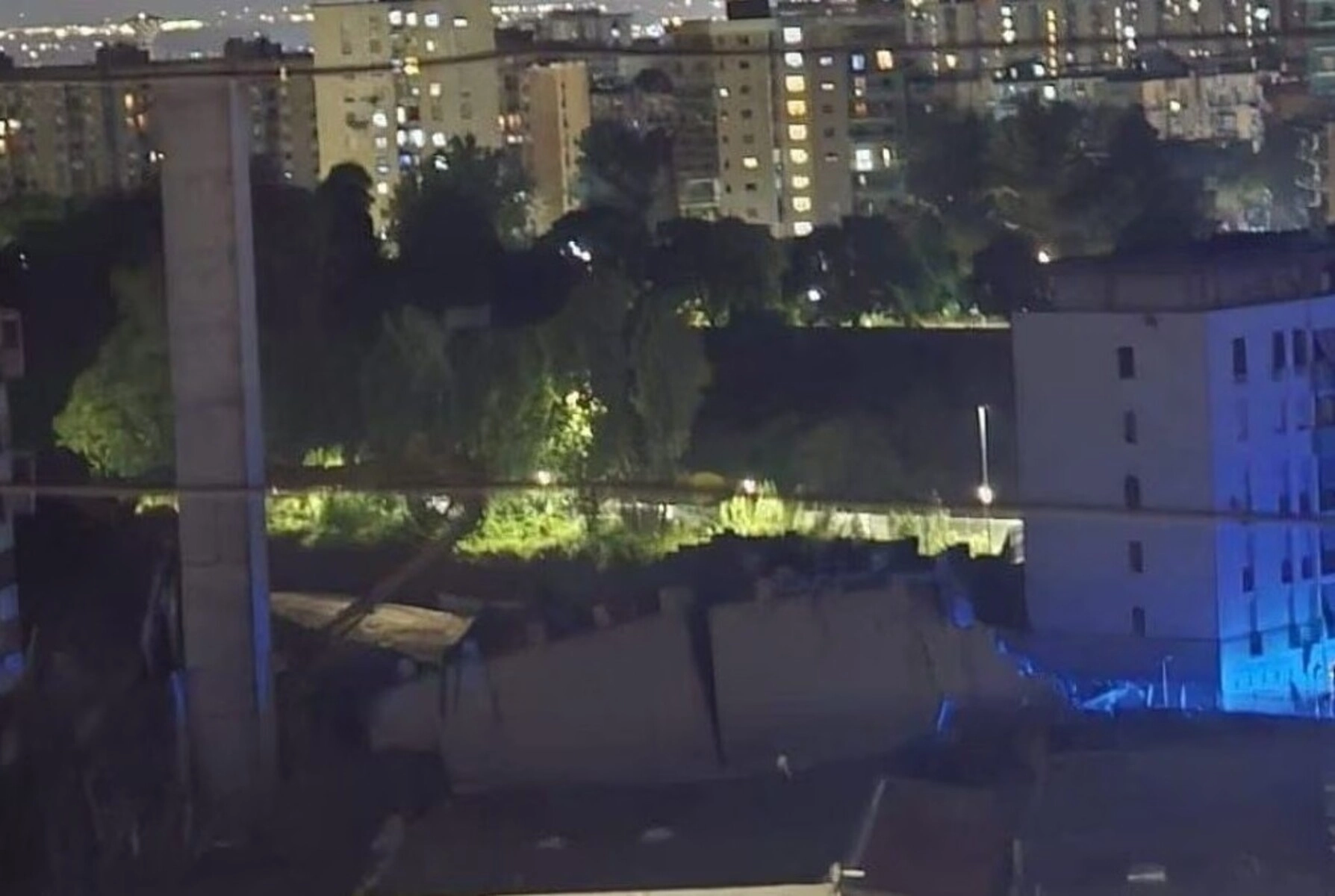 Paura a Scampia, crolla parte della Vela Rossa: evacuato un palazzo di sei piani